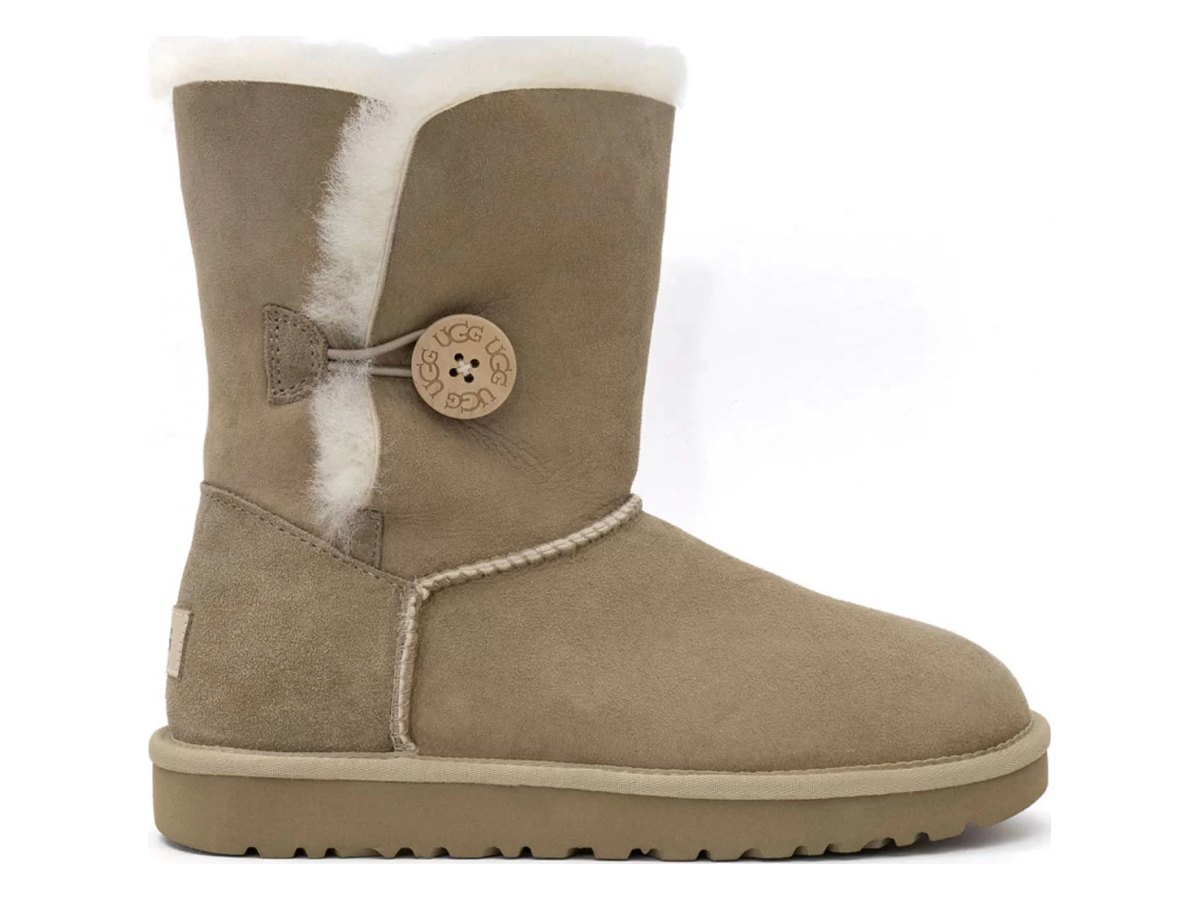 UGG Bailey Button II Sand — вид «сбоку»